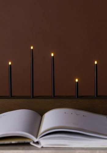 VENTURE DESIGN Kungsberget bordlampe - valnttfarget MDF og sort stl