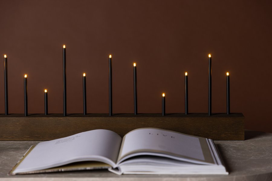 VENTURE DESIGN Kungsberget bordlampe - valnttfarget MDF og sort stl