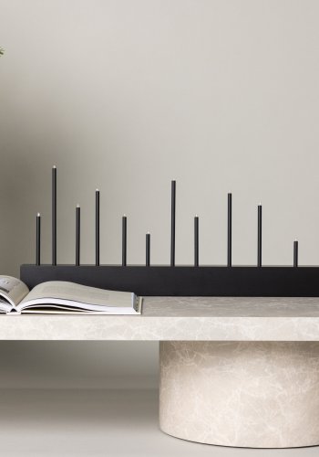 VENTURE DESIGN Kungsberget bordlampe - svart MDF og sort stl (77cm)