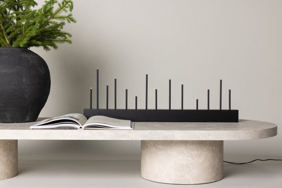 VENTURE DESIGN Kungsberget bordlampe - svart MDF og sort stl (77cm)