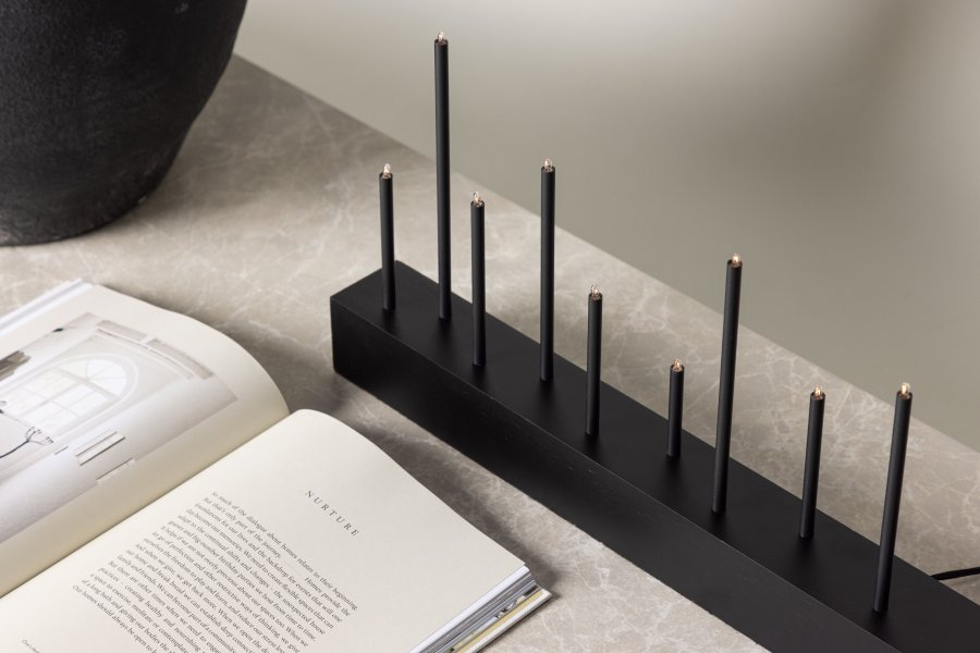 VENTURE DESIGN Kungsberget bordlampe - svart MDF og sort stl (77cm)