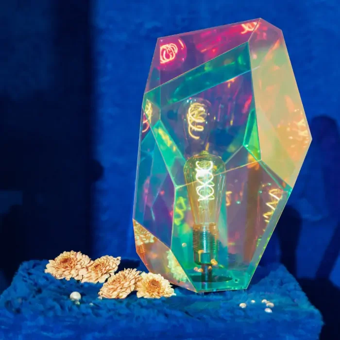 BOLD MONKEY Diamond Dear Tischlampe – regenbogenfarbenes holografisches Acryl und Eisen