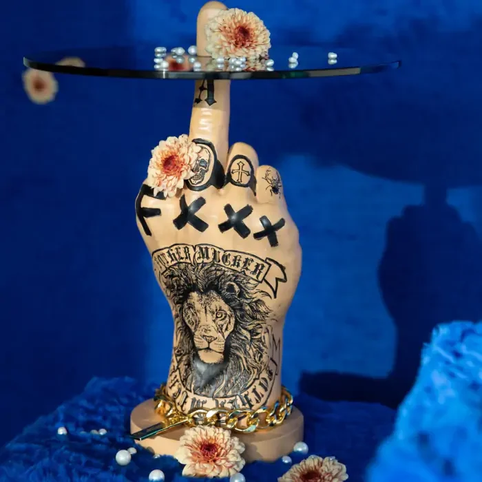 BOLD MONKEY Fother Mucker Beistelltisch, rund – schwarzes Glas und goldfarbenes/mehrfarbiges Löwenharz (40)