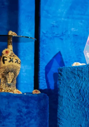 BOLD MONKEY Fother Mucker Beistelltisch, rund – schwarzes Glas und goldfarbenes/mehrfarbiges Löwenharz (40)