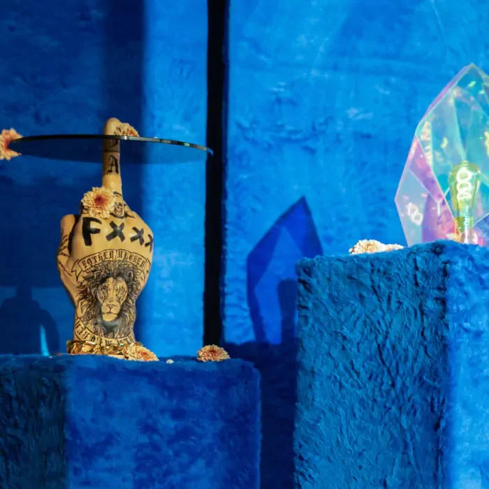 BOLD MONKEY Fother Mucker Beistelltisch, rund – schwarzes Glas und goldfarbenes/mehrfarbiges Löwenharz (40)