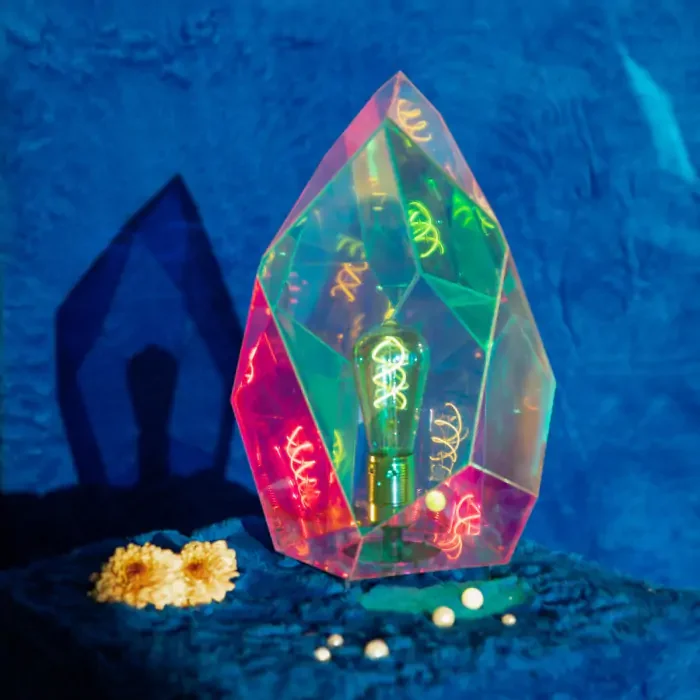 BOLD MONKEY Diamond Dear Tischlampe – regenbogenfarbenes holografisches Acryl und Eisen