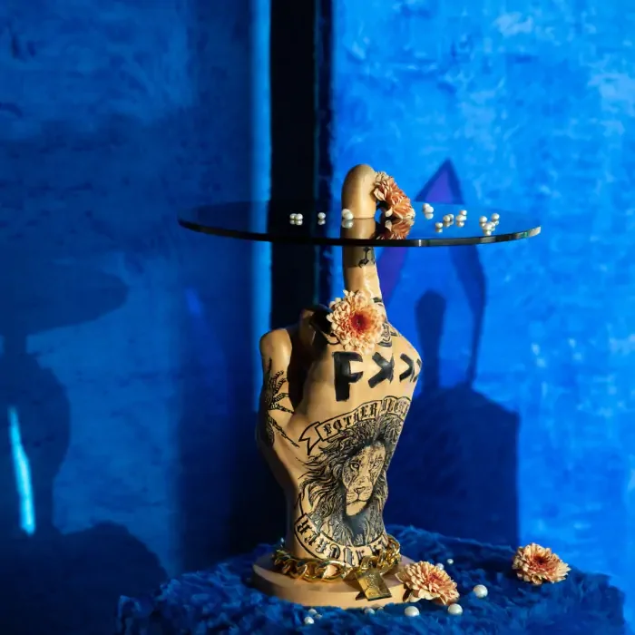 BOLD MONKEY Fother Mucker Beistelltisch, rund – schwarzes Glas und goldfarbenes/mehrfarbiges Löwenharz (40)