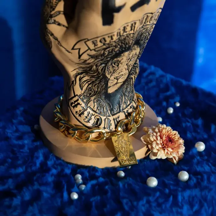 BOLD MONKEY Fother Mucker Beistelltisch, rund – schwarzes Glas und goldfarbenes/mehrfarbiges Löwenharz (40)