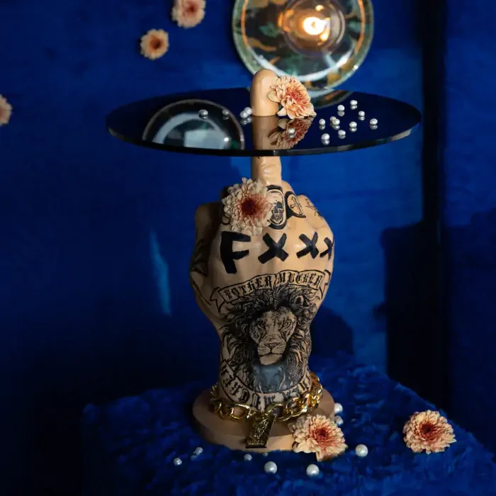 BOLD MONKEY Fother Mucker Beistelltisch, rund – schwarzes Glas und goldfarbenes/mehrfarbiges Löwenharz (40)