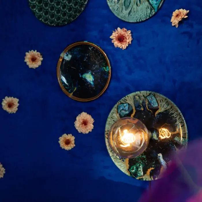 BOLD MONKEY No Food Here Wandleuchte – Eisenplatten mit mehrfarbigem Sechseck-Vinyldruck (4er-Set)