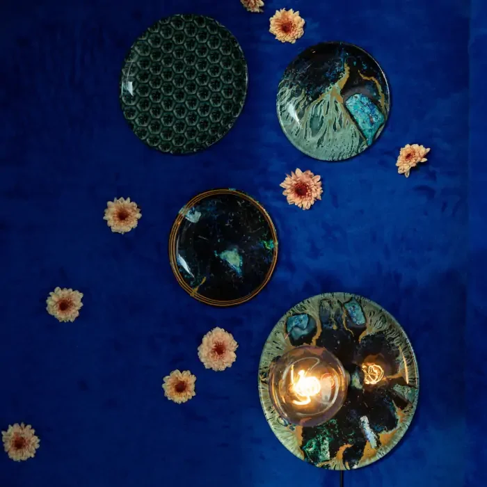 BOLD MONKEY No Food Here Wandleuchte – Eisenplatten mit mehrfarbigem Sechseck-Vinyldruck (4er-Set)