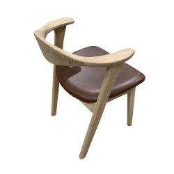 Designer spisebordsstol, m. armln - mrk brun lder og massivt hvidolieret egetr