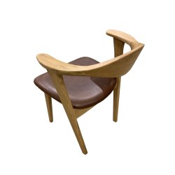 Designer spisebordsstol, m. armln - mrk brun lder og massivt naturfarvet egetr