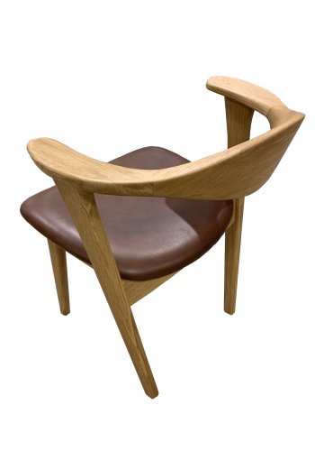 Designer-Esszimmerstuhl mit Armlehnen – dunkelbraunes Leder und massive Natur-Eiche