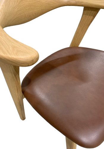 Designer-Esszimmerstuhl mit Armlehnen – dunkelbraunes Leder und massive Natur-Eiche