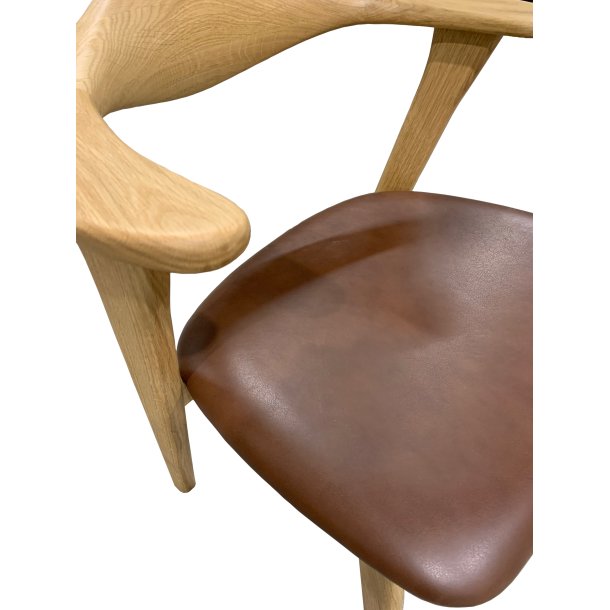Designer spisebordsstol, m. armln - mrk brun lder og massivt naturfarvet egetr