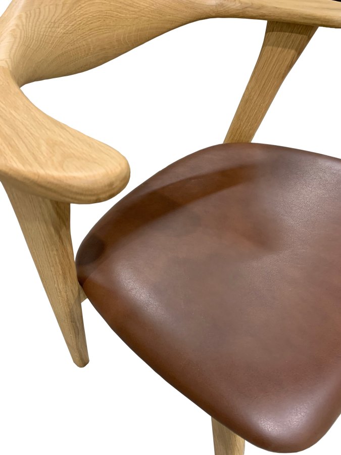 Designer-Esszimmerstuhl mit Armlehnen – dunkelbraunes Leder und massive Natur-Eiche