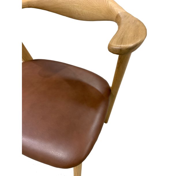 Designer spisebordsstol, m. armln - mrk brun lder og massivt naturfarvet egetr