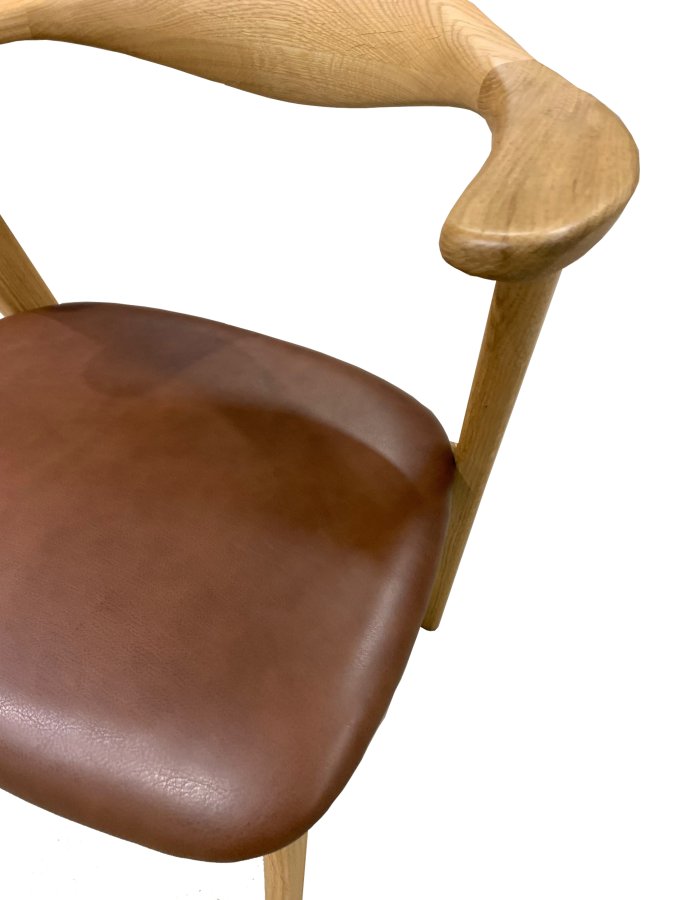 Designer-Esszimmerstuhl mit Armlehnen – dunkelbraunes Leder und massive Natur-Eiche