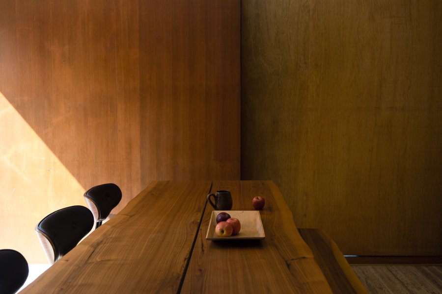 DUTCHBONE Alagon spisebord, rektangulrt - brun valnttfinish og svart stl (220X90)