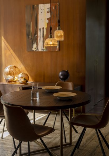 DUTCHBONE Class Esstisch, Fischgrätmuster, rund – braunes Akazienholz und goldener Stahl (120)