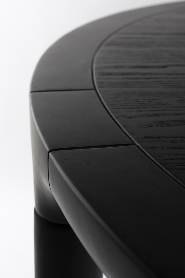 ZUIVER Storm spisebord, rundt - svart ask finér og gummitre (128)