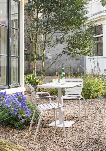 ZUIVER Vondel Bistro hagebord, firkantet - leirehvit aluminium (71x71)