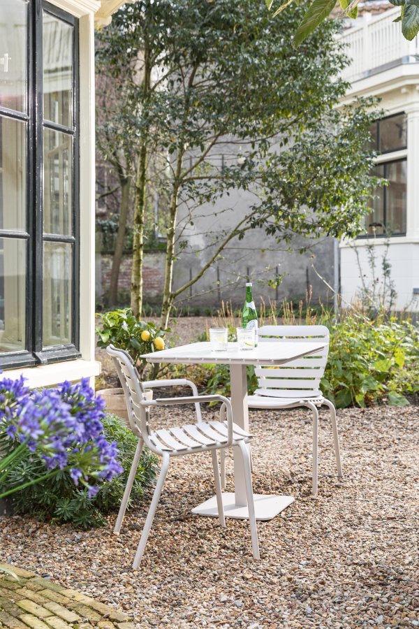 ZUIVER Vondel Bistro hagebord, firkantet - leirehvit aluminium (71x71)