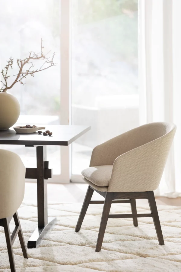 ROWICO Windham lnestol, m. armln - beige polyester og brun egetr