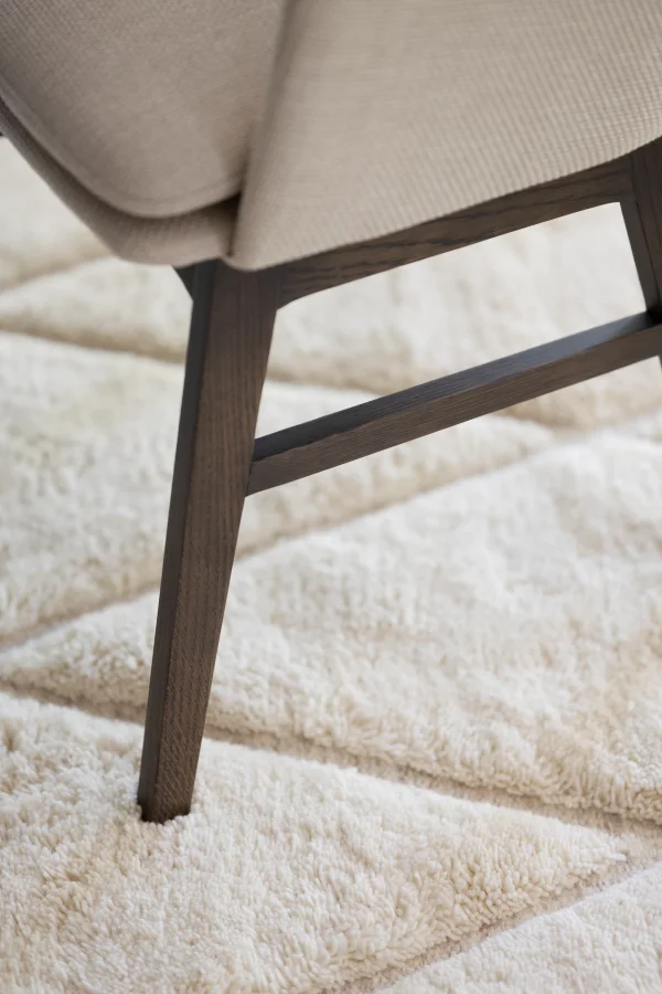 ROWICO Windham lnestol, m. armln - beige polyester og brun egetr