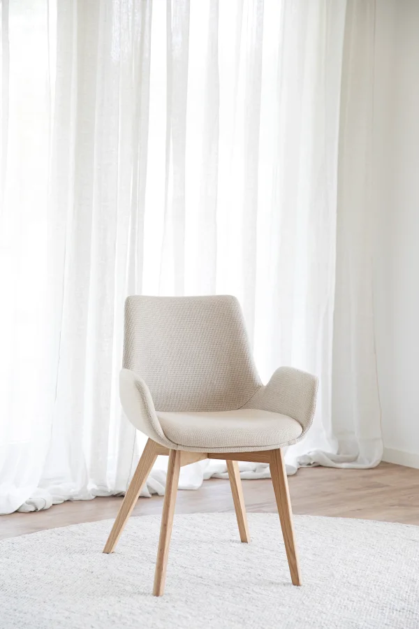 ROWICO Drimsdale lenestol, m. armlener - beige polyester og naturlig eik