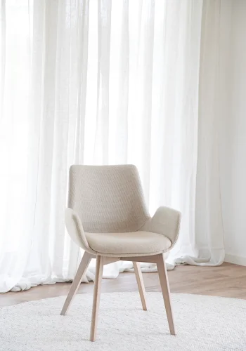 ROWICO Drimsdale lenestol, med armlener - beige polyester og hvitpigmentert eik