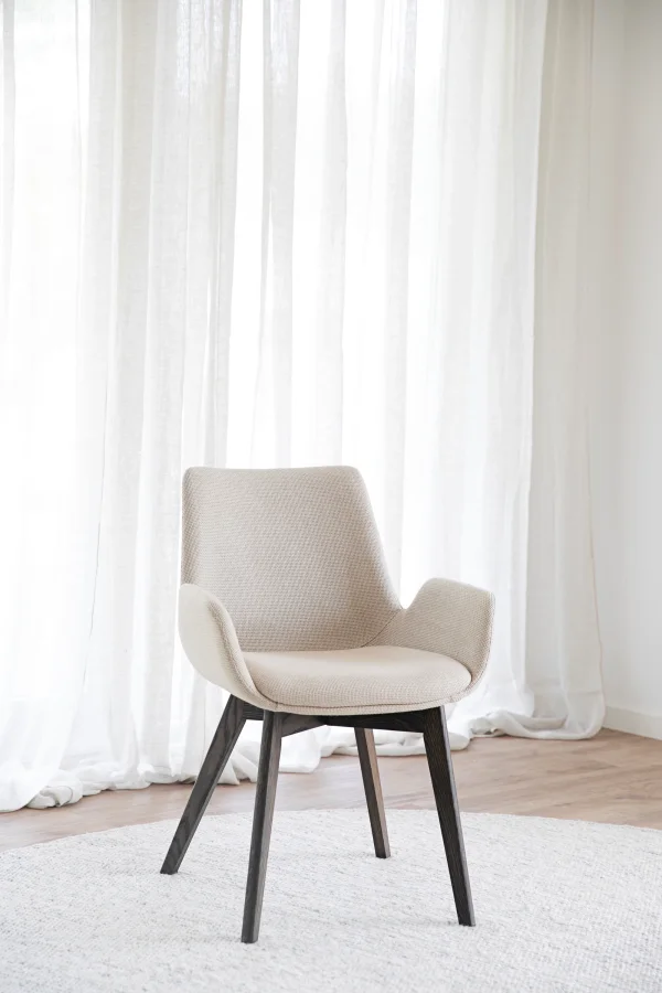 ROWICO Drimsdale lenestol, med armlener - beige polyester og brun eik