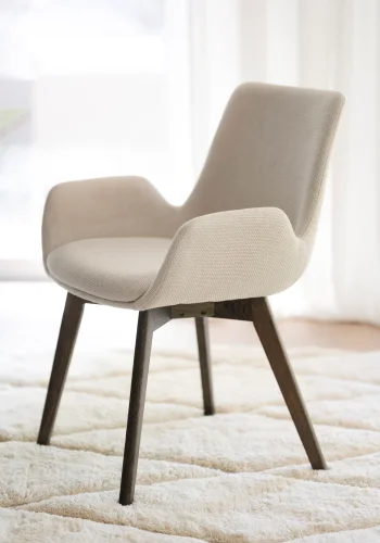 ROWICO Drimsdale lenestol, med armlener - beige polyester og brun eik