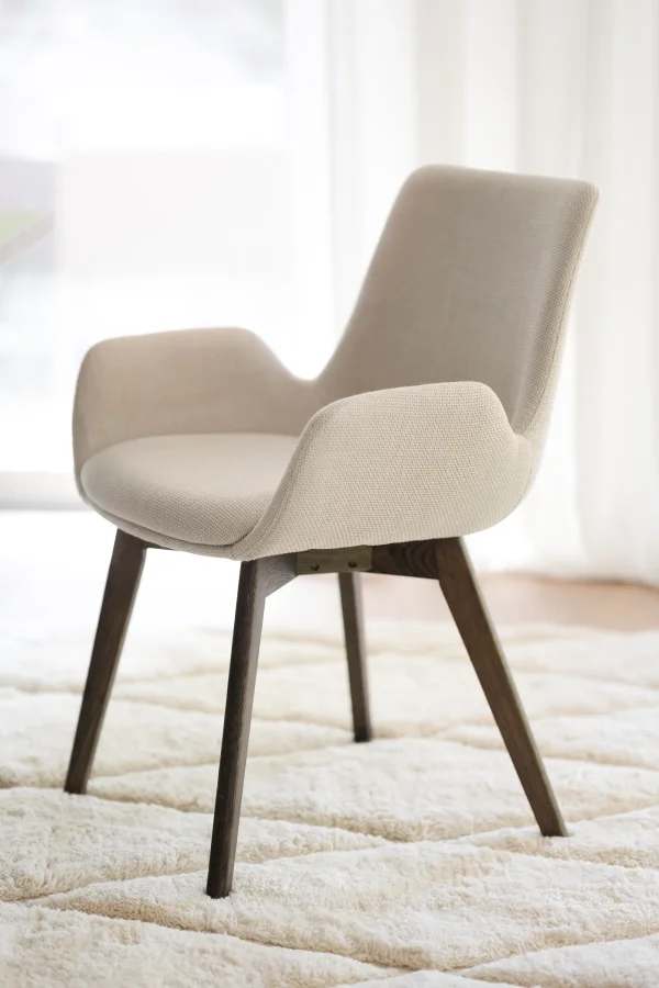 ROWICO Drimsdale lenestol, med armlener - beige polyester og brun eik