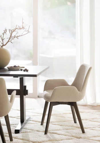 ROWICO Drimsdale lenestol, med armlener - beige polyester og brun eik