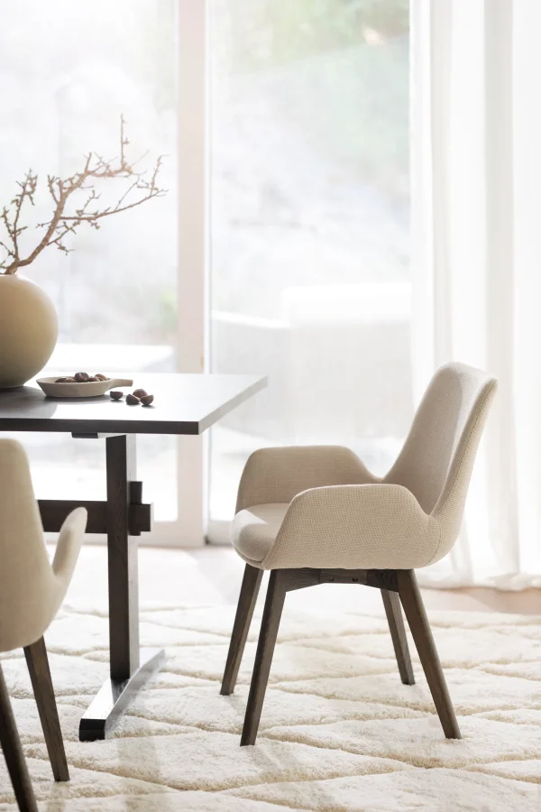 ROWICO Drimsdale lenestol, med armlener - beige polyester og brun eik