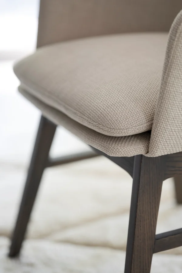 ROWICO Drimsdale lenestol, med armlener - beige polyester og brun eik