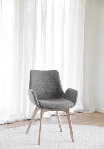 ROWICO Drimsdale lenestol, m. armlener - gr polyester og hvitpigmentert eik