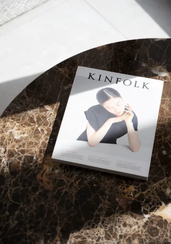 ROWICO Brooksville sofabord, rund - brun marmor og hvidpigmenteret egefinér (90)