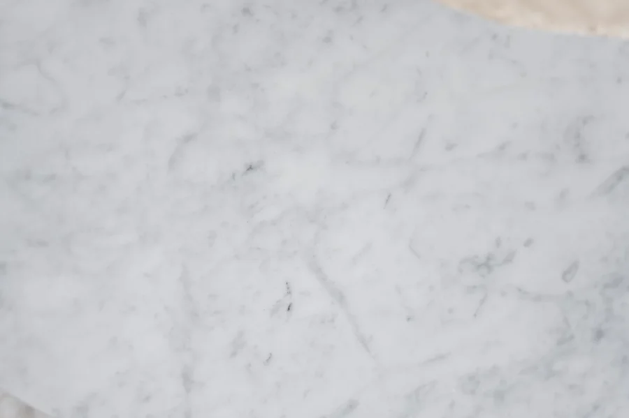 ROWICO Brooksville sofabord, rund - hvid marmor og hvidpigmenteret egefinér (90)