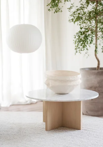 ROWICO Brooksville sofabord, rund - hvid marmor og hvidpigmenteret egefinér (90)
