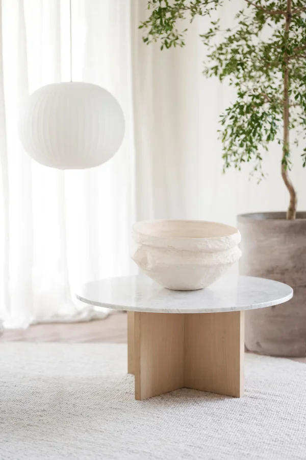 ROWICO Brooksville sofabord, rund - hvid marmor og hvidpigmenteret egefinér (90)
