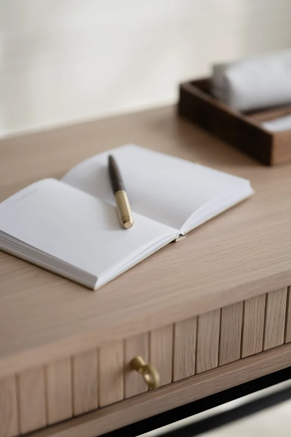 ROWICO Haddington konsollbord, m. 2 skuffer - hvitpigmentert eikefiner og svart metall (142x47)