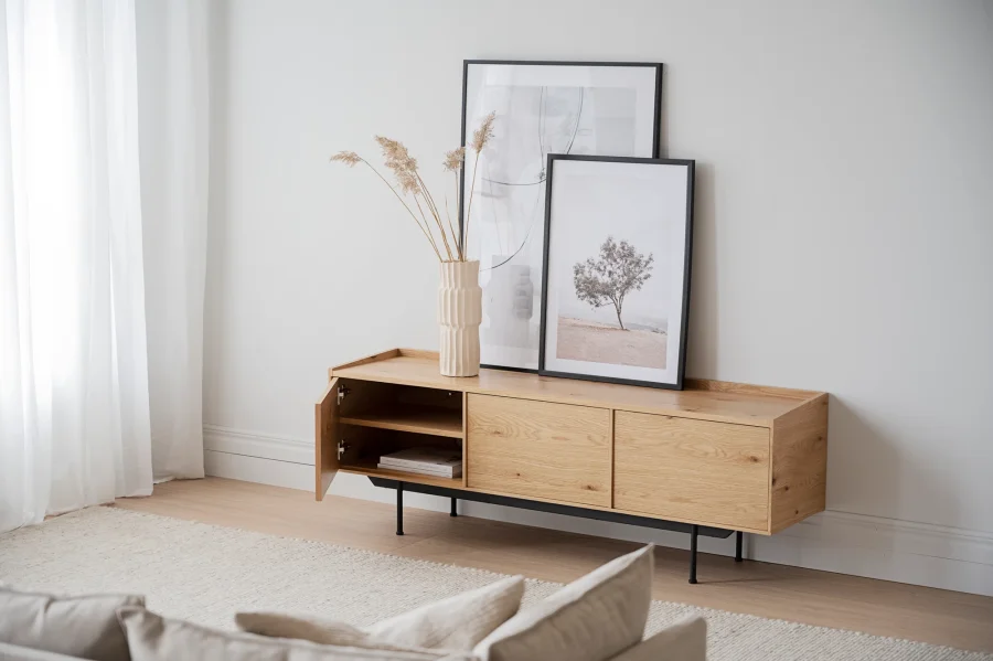 ROWICO Brewerton TV-bord, m. 3 drer og 3 hyller - naturlig villeikfiner og svart metall (160x40)