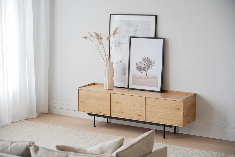 ROWICO Brewerton TV-bord, m. 3 drer og 3 hyller - naturlig villeikfiner og svart metall (160x40)