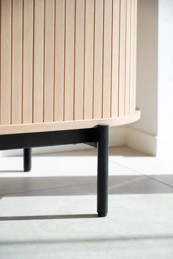 ROWICO Haddington skjenk, m. 2 skyvedrer og 2 hyller - hvitpigmentert eikefiner og sort metall 