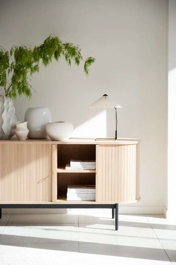 ROWICO Haddington skjenk, m. 2 skyvedrer og 2 hyller - hvitpigmentert eikefiner og sort metall 