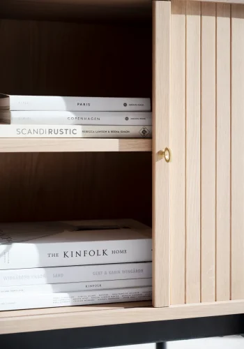 ROWICO Haddington skjenk, m. 2 skyvedrer og 2 hyller - hvitpigmentert eikefiner og sort metall 