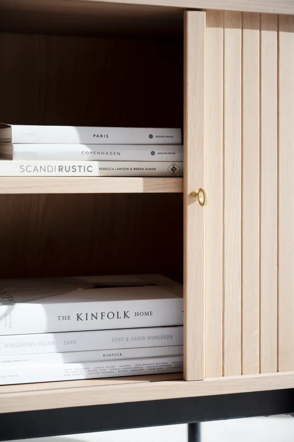 ROWICO Haddington skjenk, m. 2 skyvedrer og 2 hyller - hvitpigmentert eikefiner og sort metall 